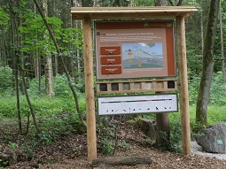 Blick auf die Informationstafel der Station 1 mit darunter angebrachten sieben polierten Gesteinsplatten und einer Geologischen Zeitskala