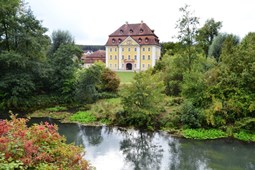 Das Bergbau- und Industriemuseum Ostbayern in der historischen Schlossanlage liegt direkt an der Vils und prägt das Ortsbild.