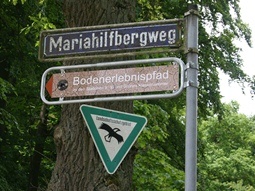 Wegweiser des Bodenerlebnispfades auf dem Mariahilfberg