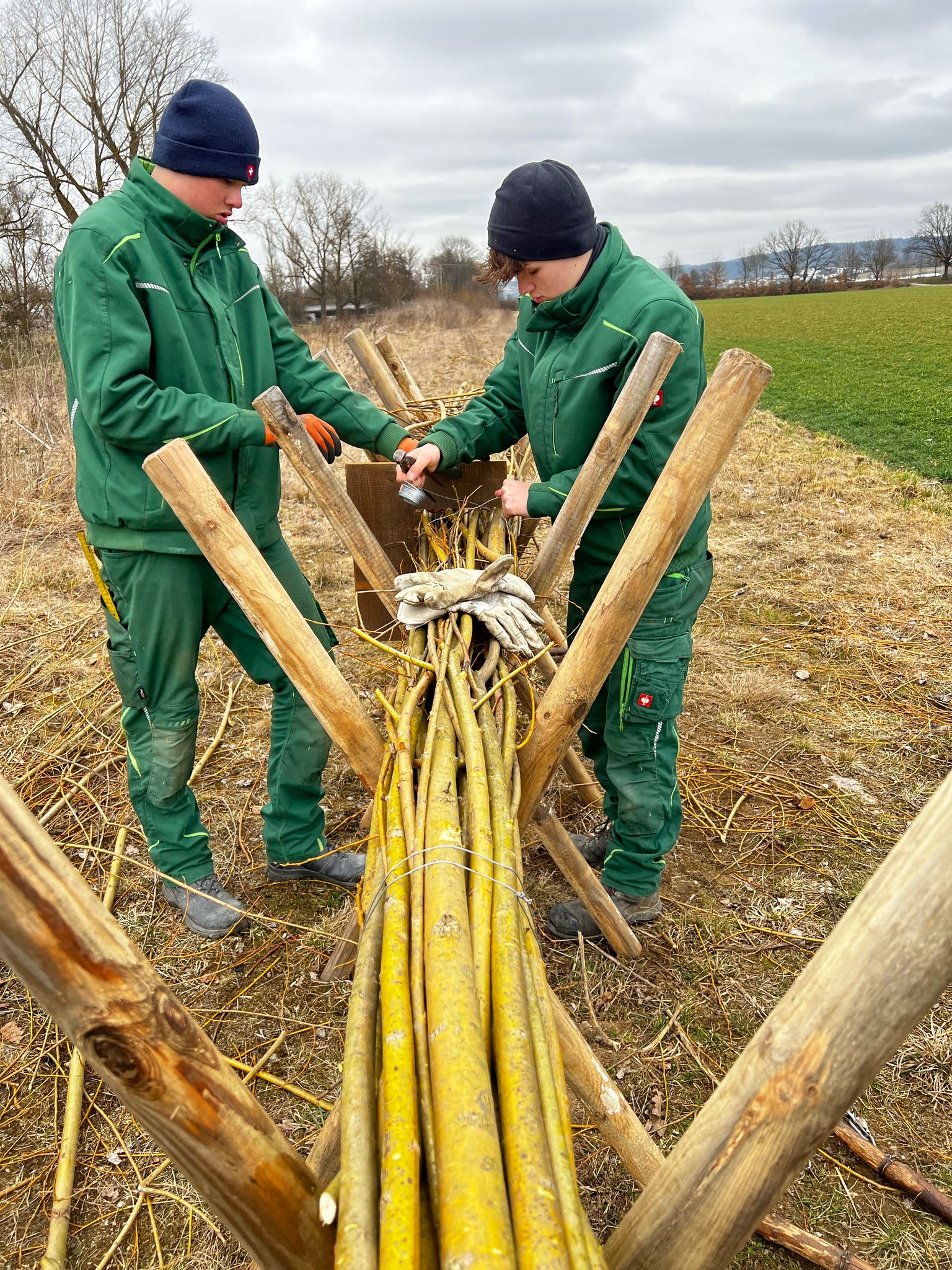Bilder von der Übung 'Faschinen binden' unserer Wasserbauer-Auszubildenden Unsere Wasserbauer-Auszubildenden beim Erstellen von Faschinen