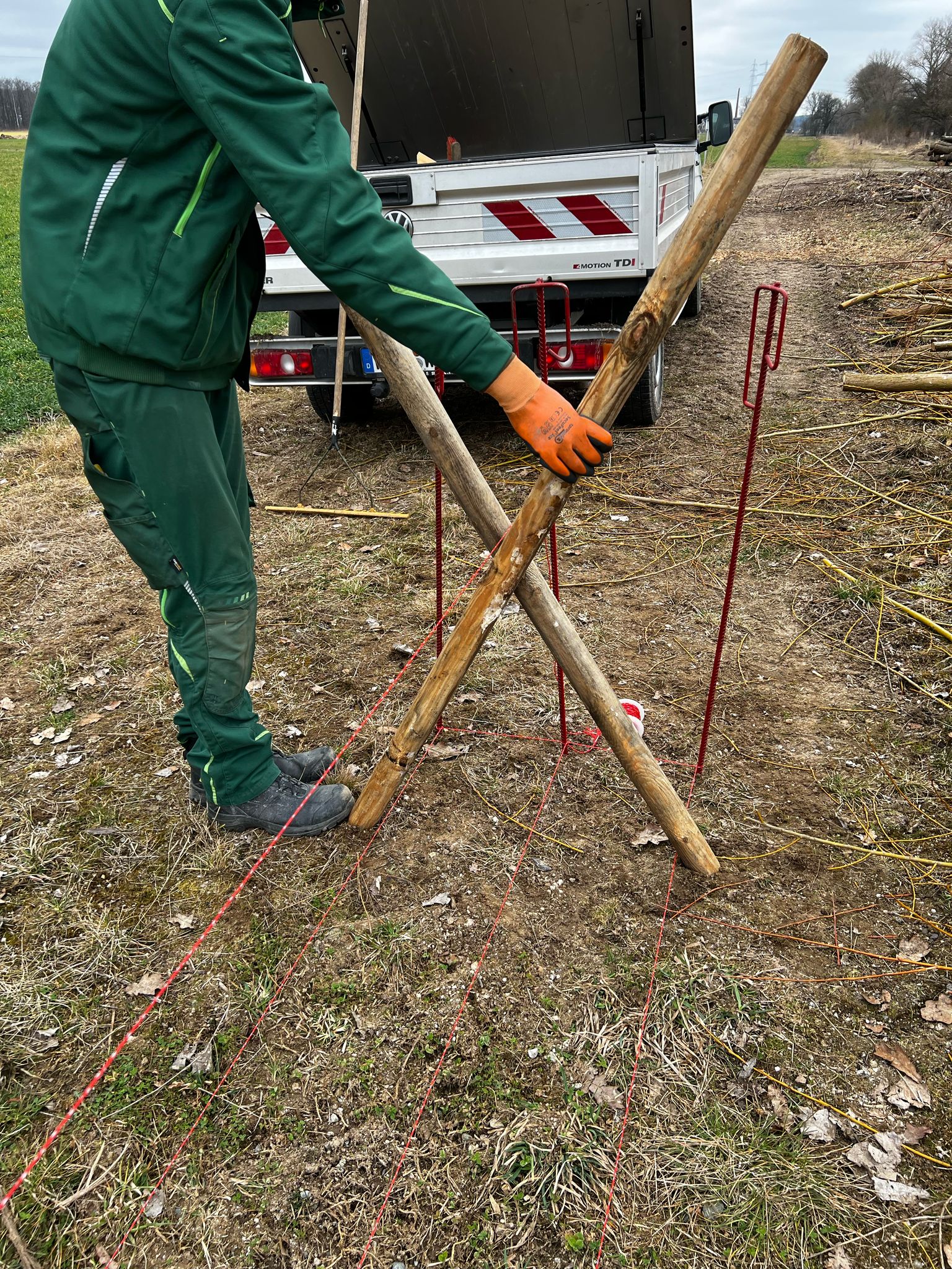 Bilder von der Übung 'Faschinen binden' unserer Wasserbauer-Auszubildenden Unsere Wasserbauer-Auszubildenden beim Erstellen von Faschinen