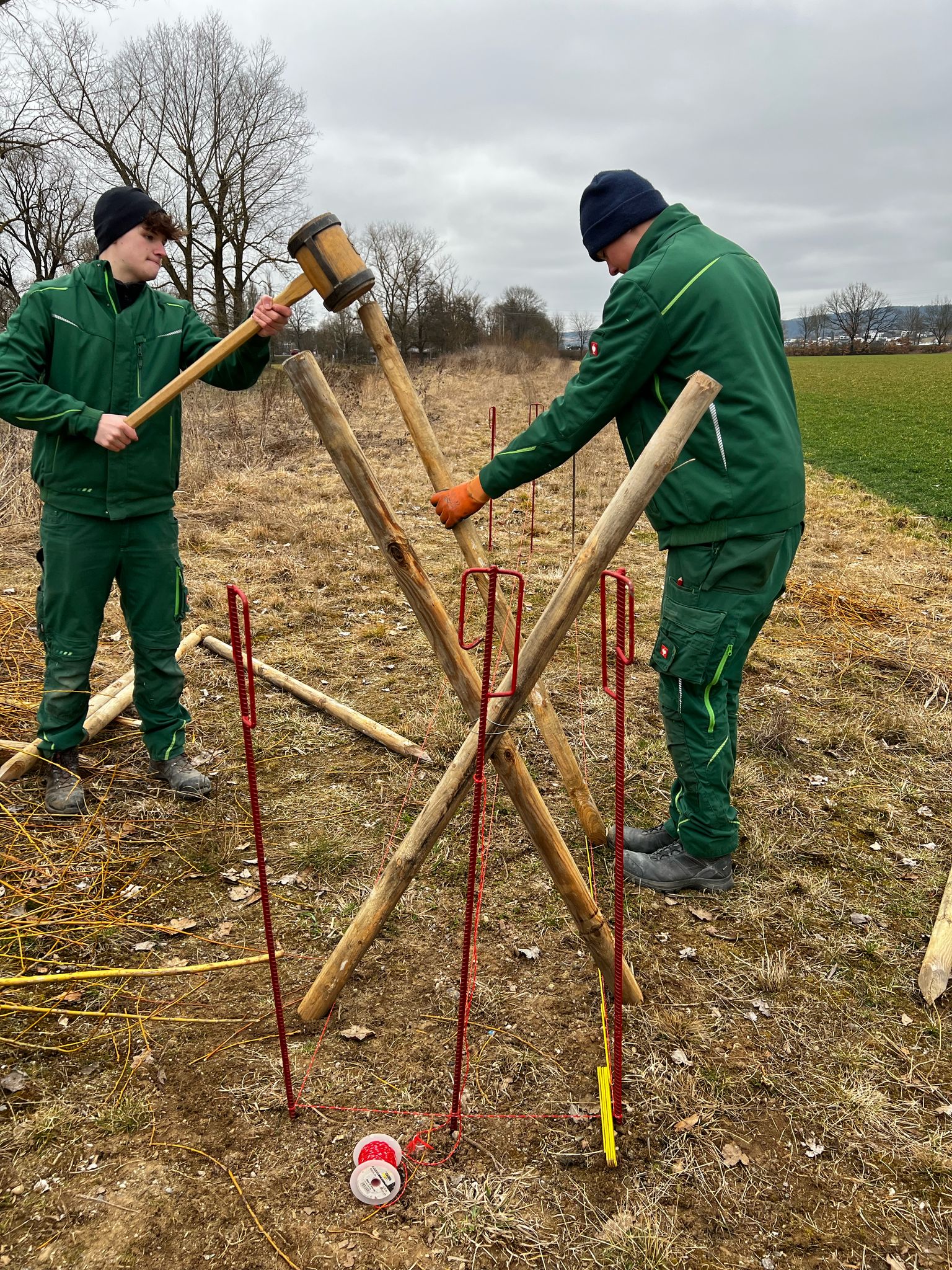 Bilder von der Übung 'Faschinen binden' unserer Wasserbauer-Auszubildenden Unsere Wasserbauer-Auszubildenden beim Erstellen von Faschinen