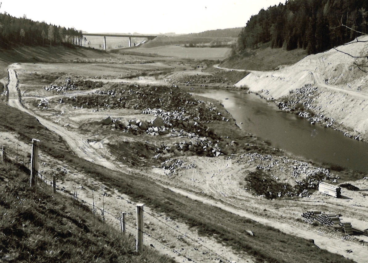 Archivfoto Blick Stauraum Richtung Stauseebrücke